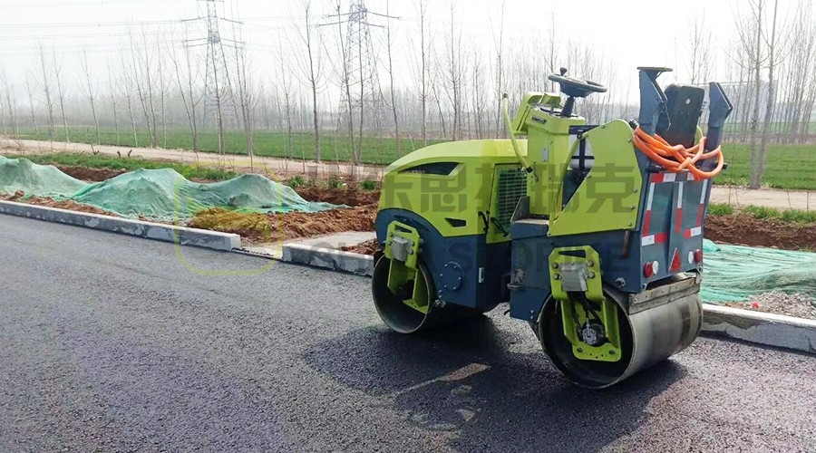 敞篷、双振……它是小型压路机中的“销量担当”！k8·凯发ST2500双驱双振压路机