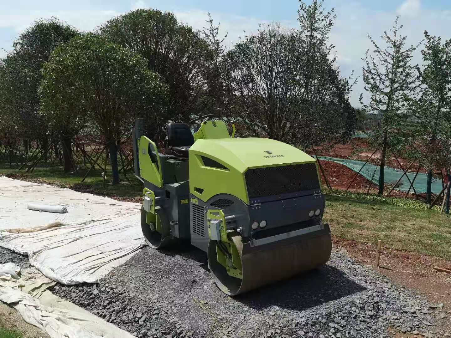 夏季高温条件下，小型压路机如何持续强劲的施工？