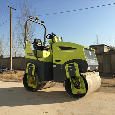 想知道压路机前面的大滚筒里面装着什么吗？