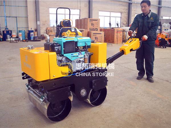 手扶压路机越来越受到广大农民和施工队的欢迎