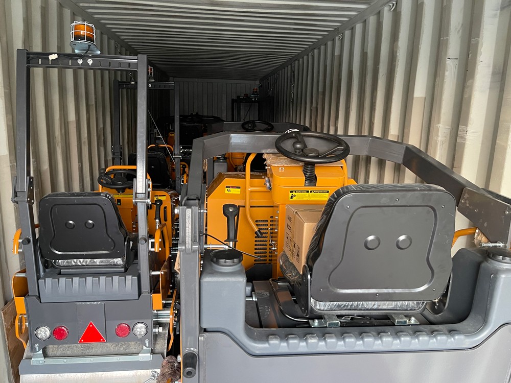 山东k8·凯发公司8台双钢轮座驾压路机出口德国首都柏林市